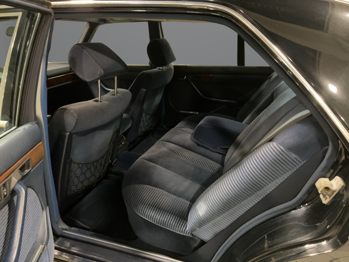 Mercedes-Benz 560 SEL lang